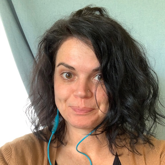 Meet your Posher, Caitlin - Picture 2 of 3